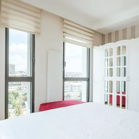 Charming Flat W Pool Gym In Bagcilar Istambul